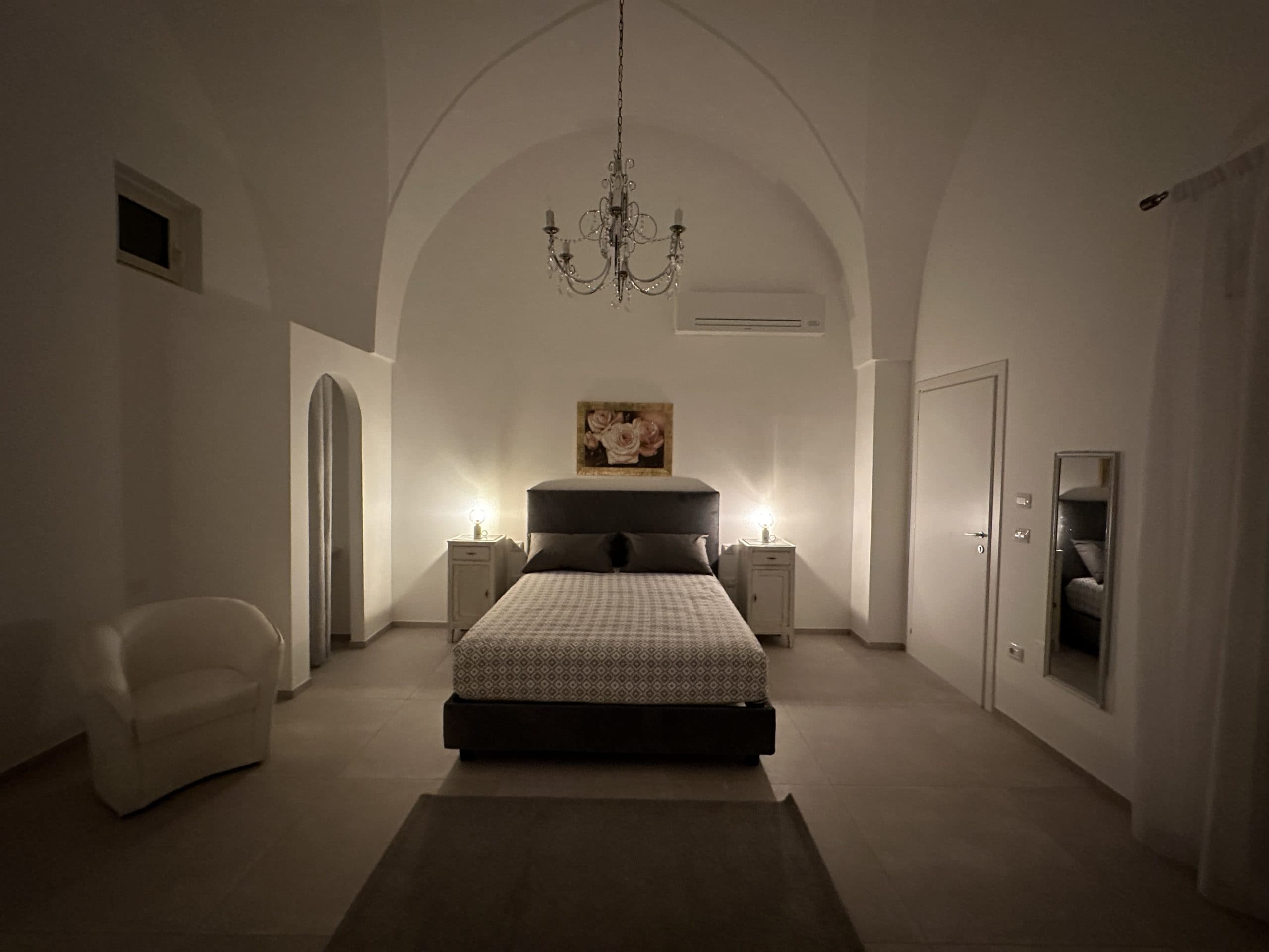Room with typical Salento vaulted ceiling, lit by a chandelier