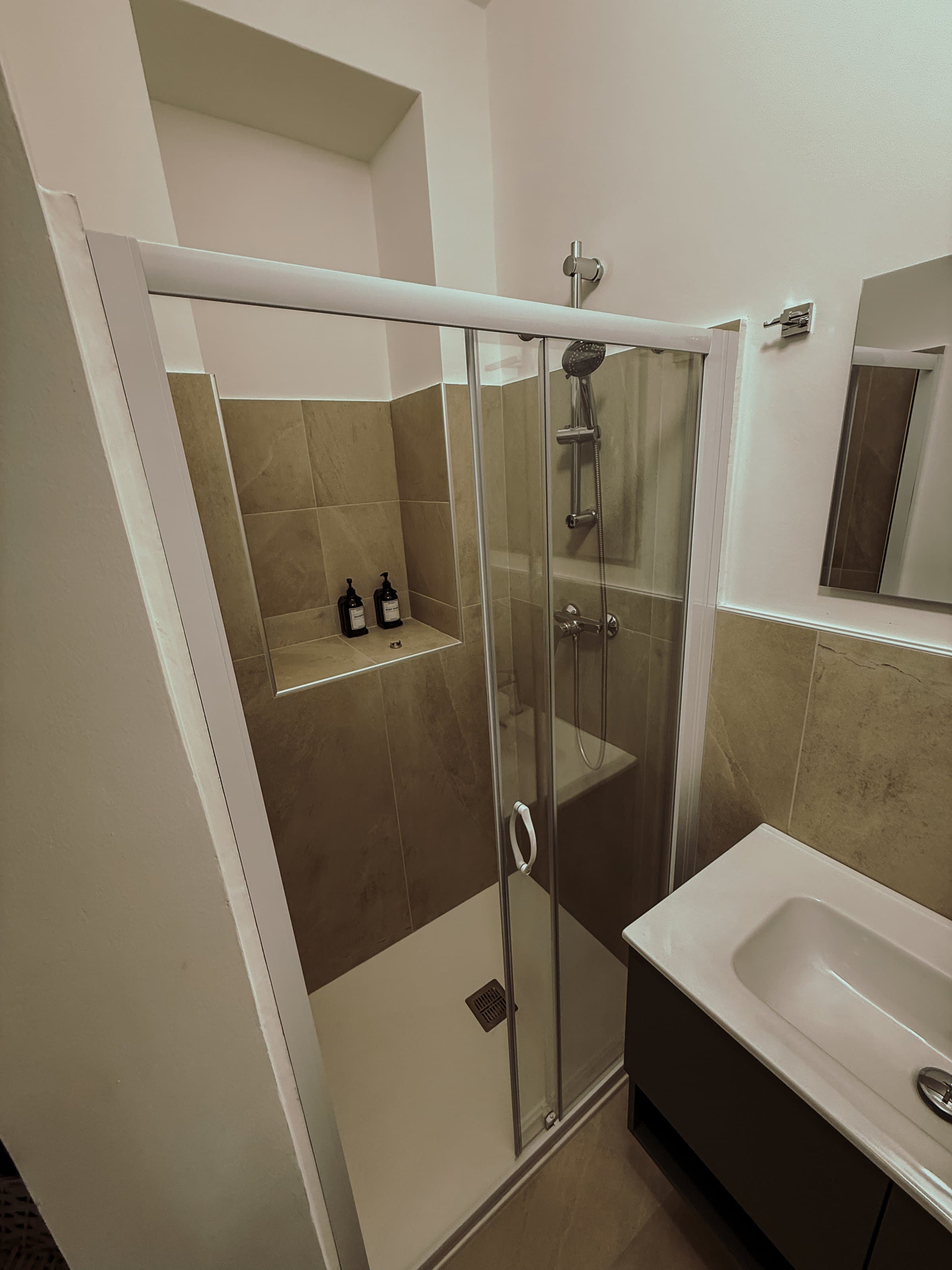 Bagno con doccia e nicchia portaoggetti