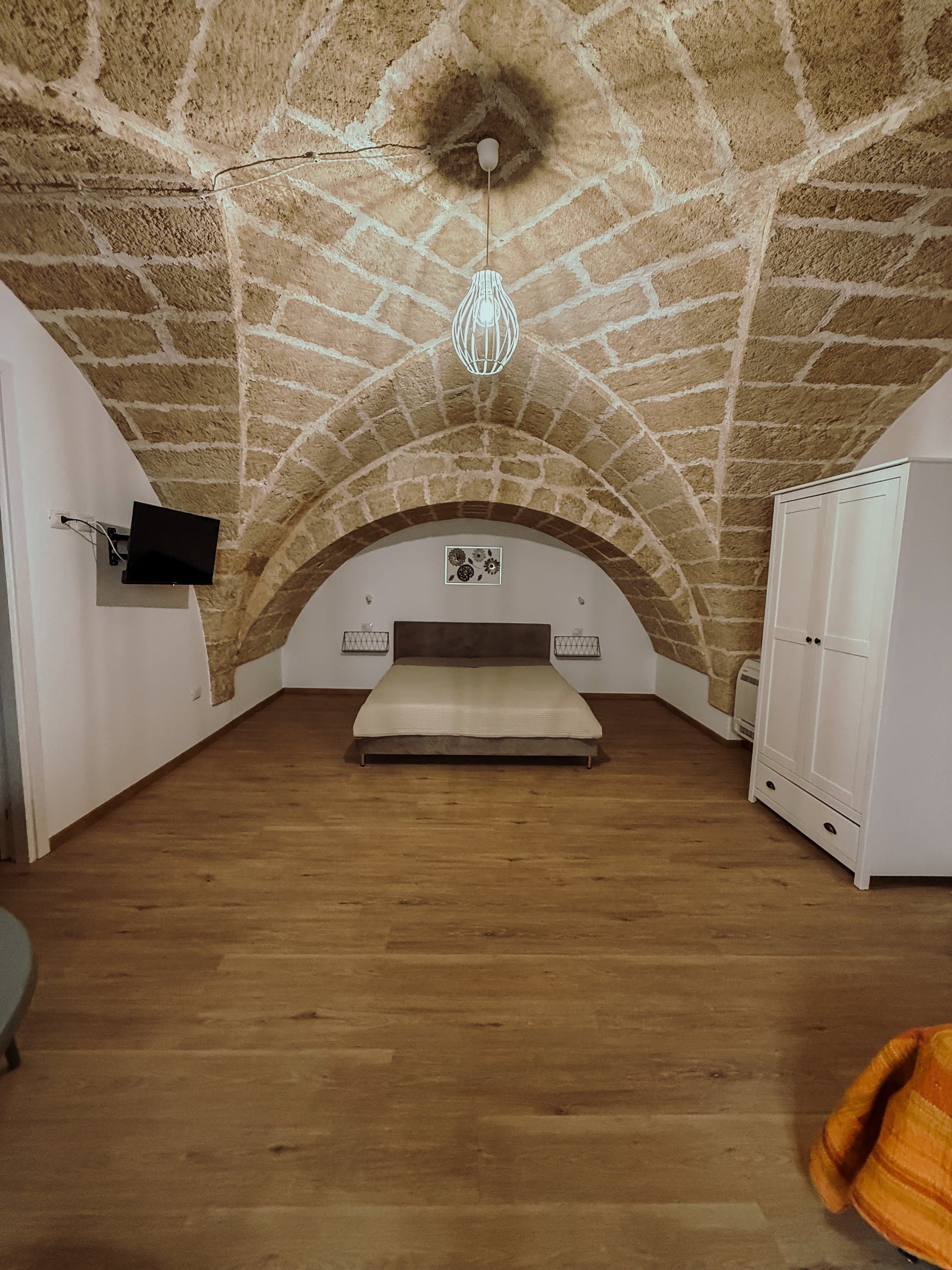 Camera con letto matrimoniale e armadio