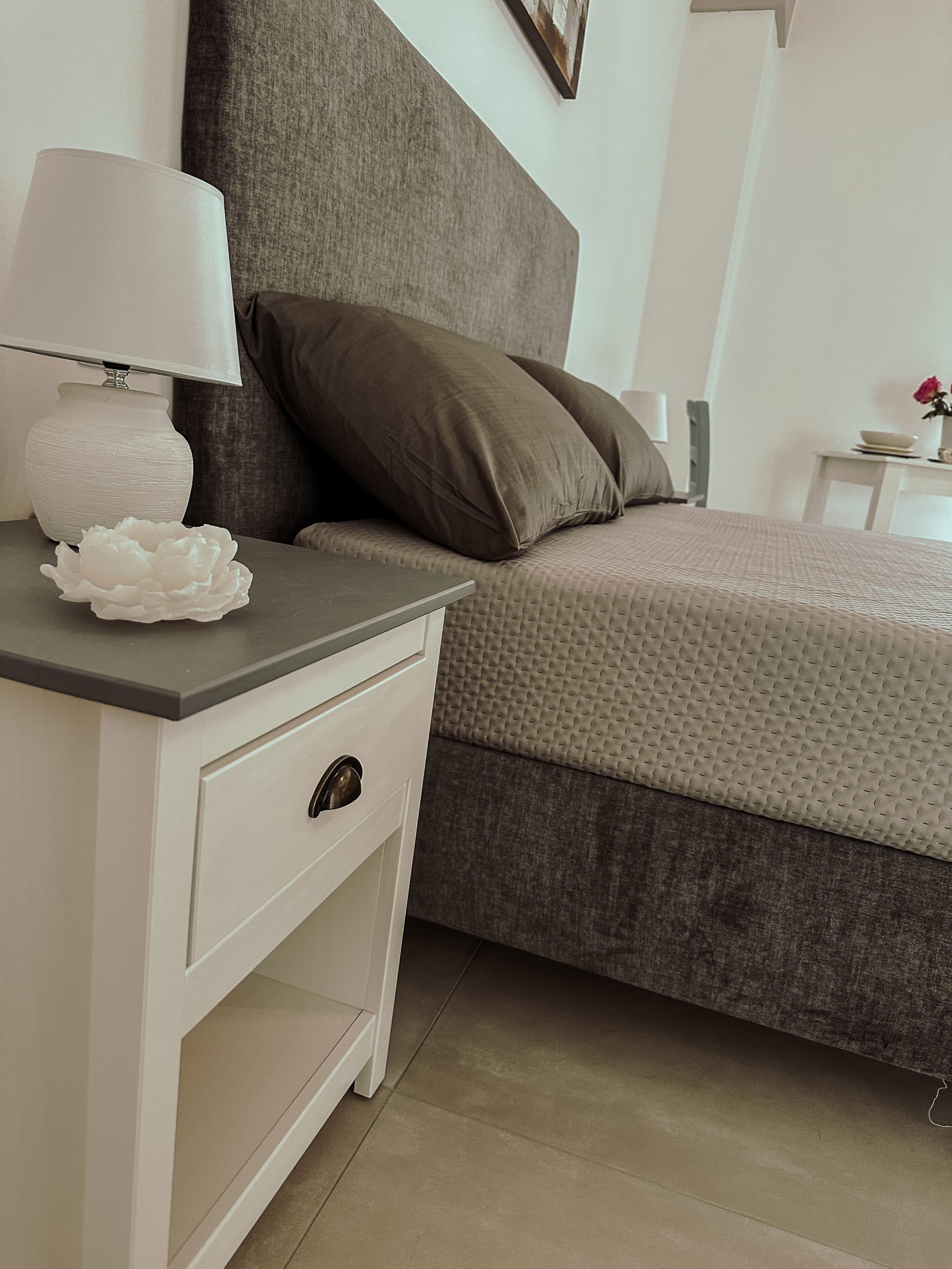 Dettaglio comodino e letto