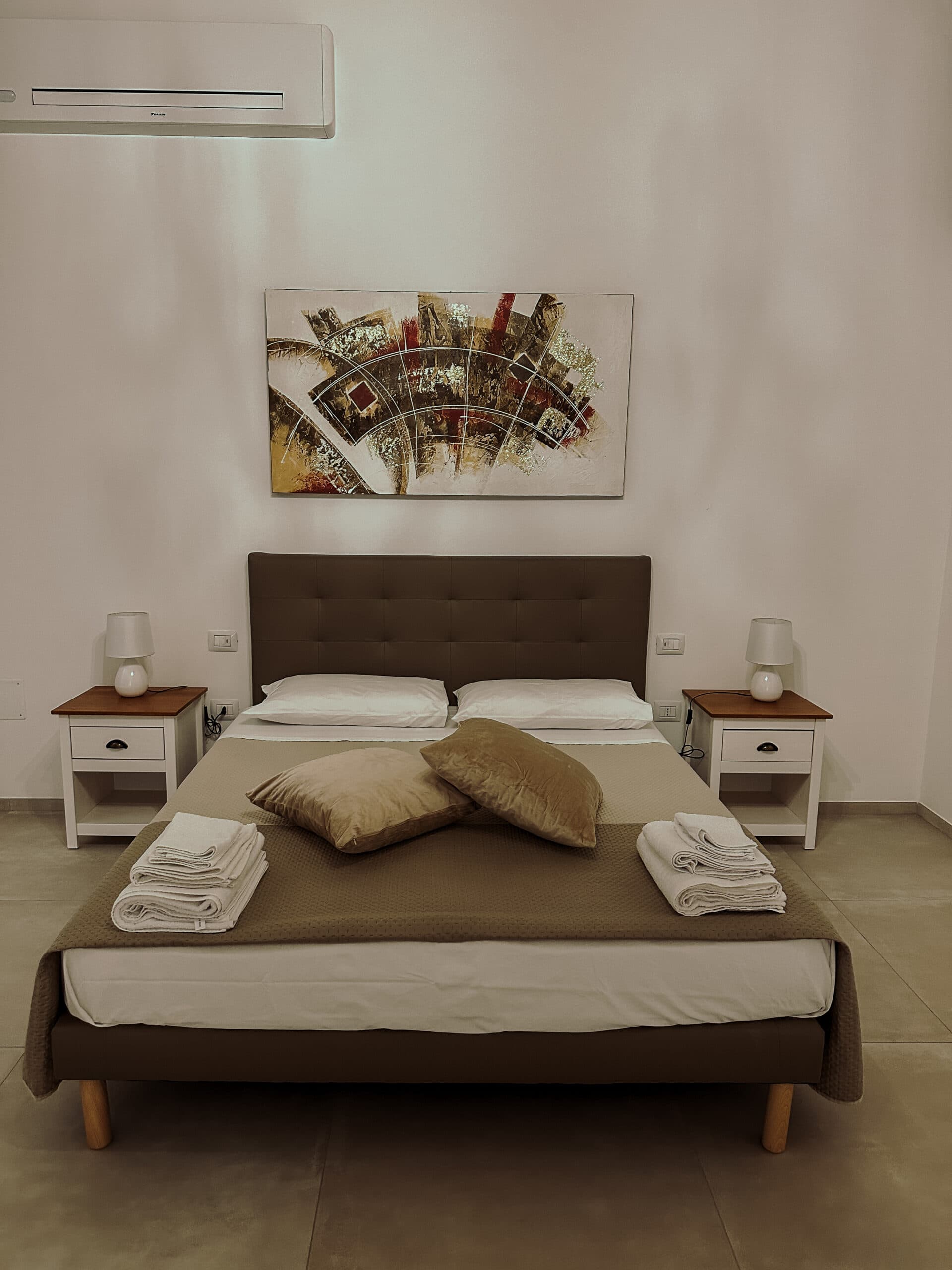Letto matrimoniale con biancheria